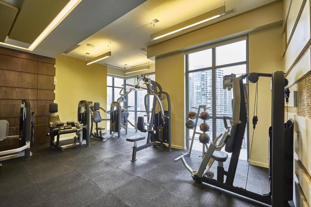 Chic 1-Br Condo; Parking Included; Downtown Core Toronto Exterior foto