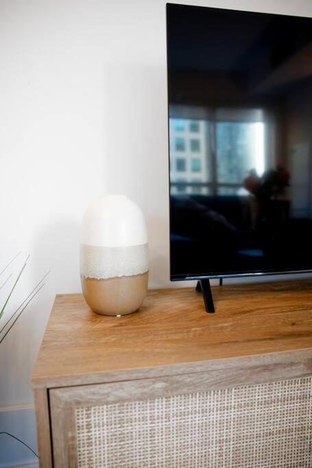 Chic 1-Br Condo; Parking Included; Downtown Core Toronto Exterior foto