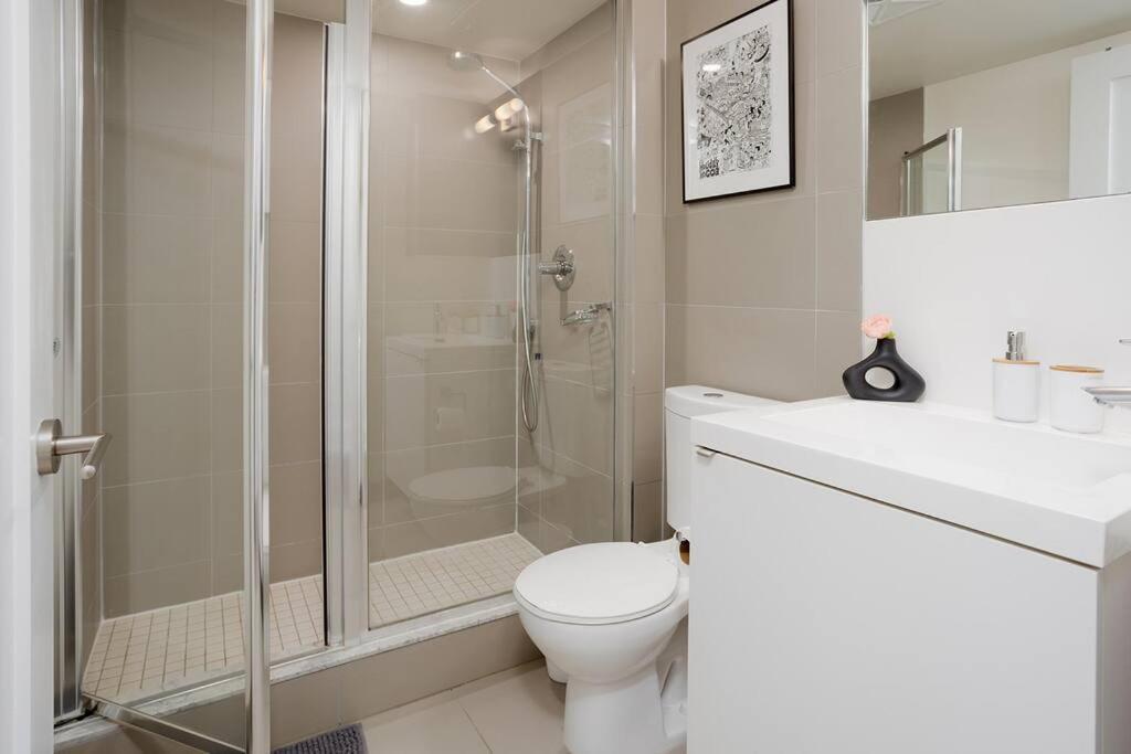 Chic 1-Br Condo; Parking Included; Downtown Core Toronto Exterior foto