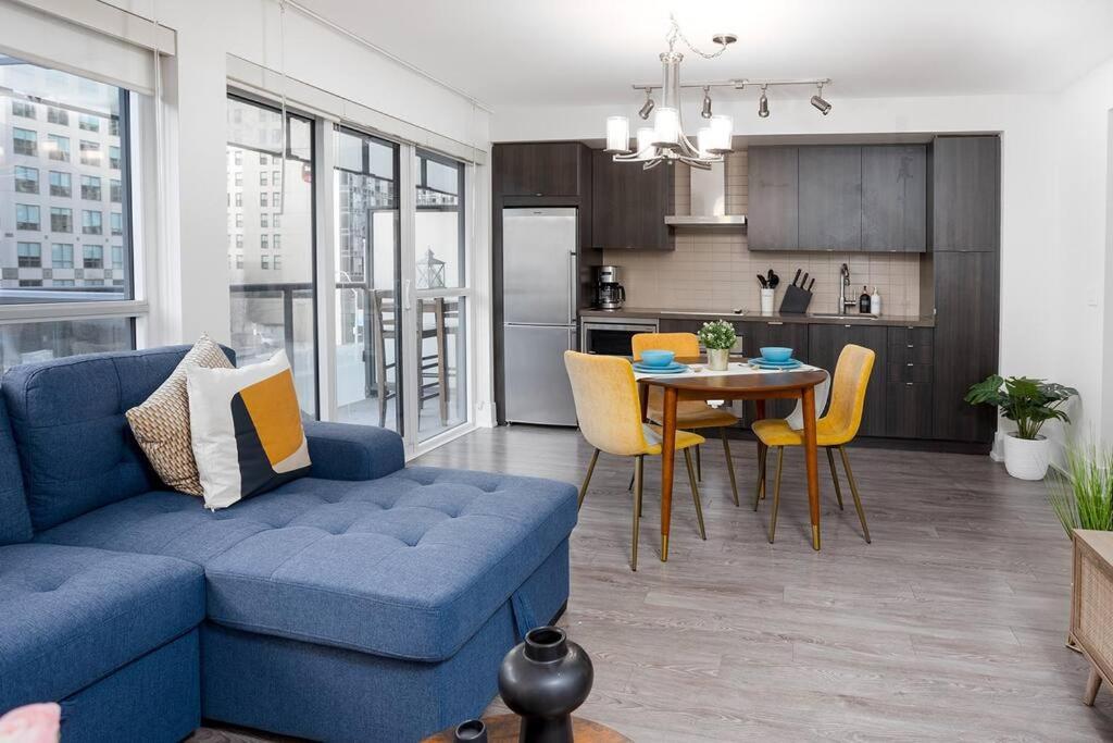 Chic 1-Br Condo; Parking Included; Downtown Core Toronto Exterior foto