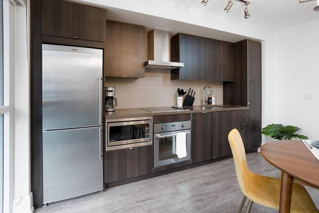 Chic 1-Br Condo; Parking Included; Downtown Core Toronto Exterior foto
