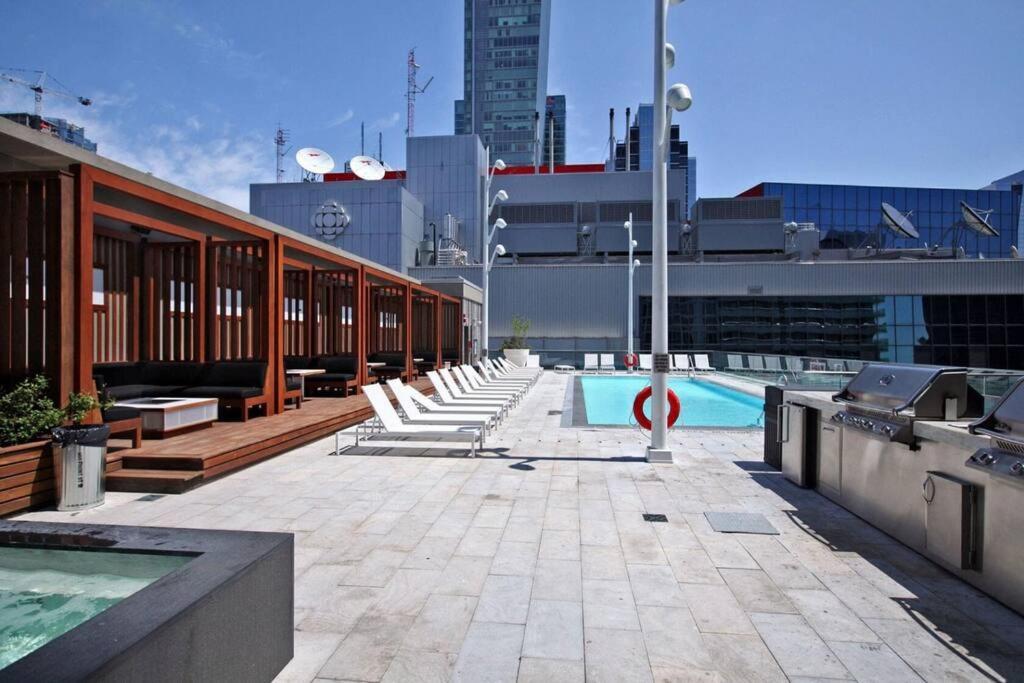 Chic 1-Br Condo; Parking Included; Downtown Core Toronto Exterior foto
